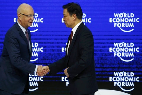 当地时间2016年1月21日，瑞士达沃斯，2016冬季达沃斯论坛持续举行。应世界经济论坛创始人兼执行主席施瓦布邀请，中国国家副主席李源潮出席达沃斯年会。 视觉中国