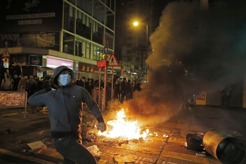 2016年2月9日凌晨，香港旺角，示威者向警察投掷砖头和其他杂物。据香港媒体报道，正值农历新年，当日凌晨，香港旺角山东街与酬兰街交界发生警民冲突，警方一度展示红旗、施放胡椒喷雾，并向示威者挥动警棍控制场面，有示威者向警员投掷杂物。事件中至少有44名警察和记者受伤，部分伤势严重，警方已逮捕24人。