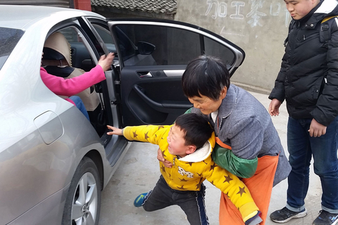 2016年2月16日，大年初八过完了，许多在城里打工的农民工开始陆续返城，一个无法避免的问题再次发生，留守儿童和父母的分别。在邛崃临济镇瑞林村，记者又看到了这伤心的一幕。