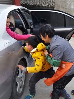 2016年2月16日，大年初八过完了，许多在城里打工的农民工开始陆续返城，一个无法避免的问题再次发生，留守儿童和父母的分别。在邛崃临济镇瑞林村，记者又看到了这伤心的一幕。