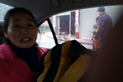 2016年2月16日，大年初八过完了，许多在城里打工的农民工开始陆续返城，一个无法避免的问题再次发生，留守儿童和父母的分别。在邛崃临济镇瑞林村，记者又看到了这伤心的一幕。