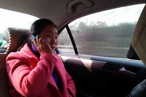 2016年2月16日，大年初八过完了，许多在城里打工的农民工开始陆续返城，一个无法避免的问题再次发生，留守儿童和父母的分别。在邛崃临济镇瑞林村，记者又看到了这伤心的一幕。