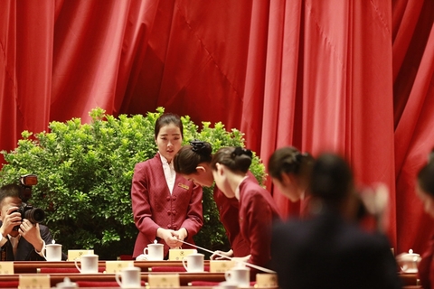 两会美女服务人员拉线摆杯