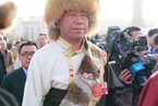 18名西藏代表佩戴领导人头像胸章参会
