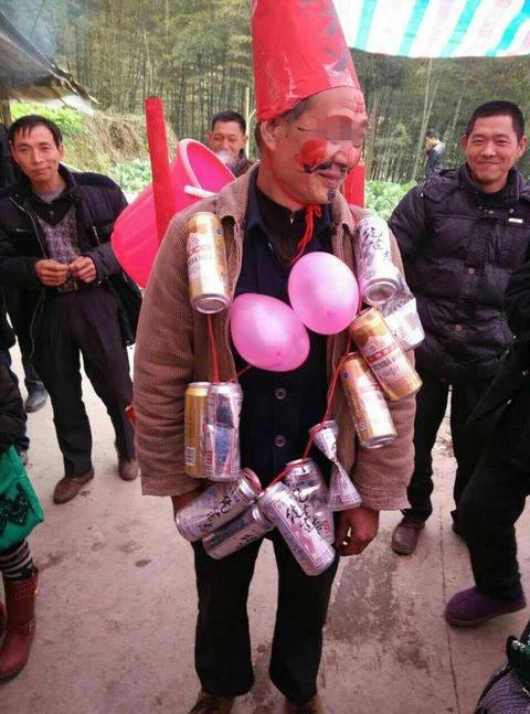 柳岩惨遭闹伴娘 盘点那些"婚闹"恶俗