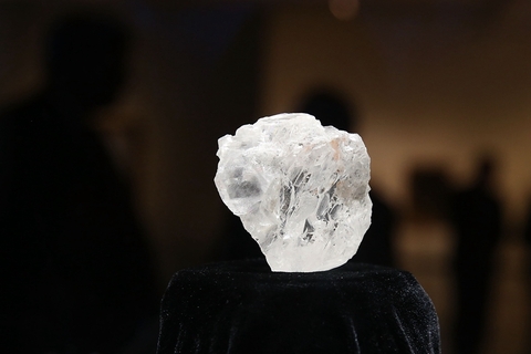 当地时间2016年5月4日，美国纽约，苏富比拍卖行展示一个多世纪以来发现的最大钻石，也是全球第二大钻石，并将在6月29日公开拍卖。重达1109克拉名为“Lesedi la Rona”的钻石，是迄今为止发现的全球第二大钻石，于去年在博茨瓦纳矿区(Botswana)被挖掘问世。据描述，这颗超级大钻石状似网球，预计拍卖价至少在7000万美元。 视觉中国