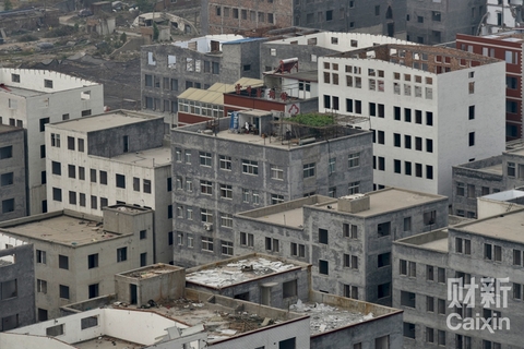 村里楼群中,范华培家的七层楼房. 图/财新记者 陈亮