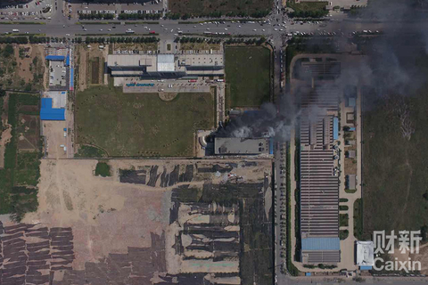 据央视报道，目前明火已被控制，现场仍有浓烟。人员已被疏散，两名伤者已被送往医院救治。 陈亮/财新记者