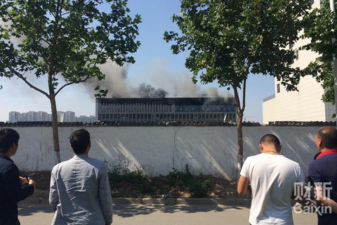 据央视报道，目前明火已被控制，现场仍有浓烟。人员已被疏散，两名伤者已被送往医院救治。 陈亮/财新记者