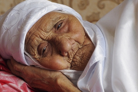 当地时间2016年5月29日，俄罗斯阿斯特拉罕州，当地120岁的Tanzilya Bisembeyeva被俄罗斯纪录大全认定为世界上最长寿的人。Tanzilya养育了3个儿子，有10个孙辈，24个重孙和2个曾孙。 东方IC