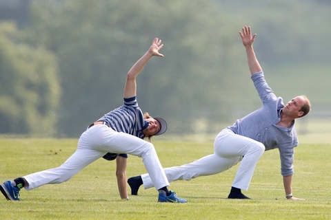 一周人物：威廉王子做瑜伽 奥巴马赴空军毕业礼