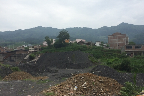 石笋村产煤，村里唯一的石笋煤矿去年已经停产。 图/财新记者 萧辉