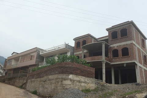 石笋村近年冒出许多新房子。  图/财新记者 萧辉