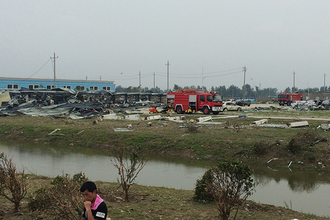 阜宁经济开发区阿特斯协鑫阳光电力科技有限公司4万平方米厂房倒塌。 萧辉/财新记者