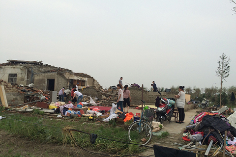 陈良村新涂村，村民从废墟里掏家什。 萧辉/财新记者