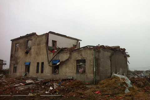 新涂村几乎所有的房子都受损，很难找到一片完整的屋顶。 萧辉/财新记者