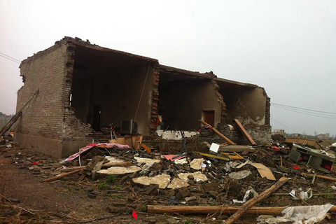 新涂村几乎所有的房子都受损，很难找到一片完整的屋顶。 萧辉/财新记者