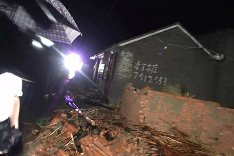 6月23日，浩天救援队在灾区现场。 财新图片