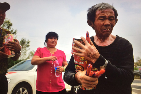 三乡河桥的村民。 财新图片