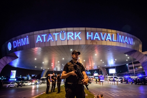 当地时间2016年6月28日，土耳其伊斯坦布尔，阿塔图尔克国际机场当晚发生自杀式爆炸事件，土耳其总理称爆炸涉及3名自杀式袭击者，目前已致36人身亡，147人受伤。 编辑/张家乐 图/视觉中国