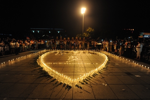 2016年6月29日，江苏盐城，当天是阜宁风灾遇难者的“头七”祭日。晚上8时，在阜宁县铁军广场中央，志愿者用蜡烛摆成623字样，地上摆满了白色的菊花。参与悼念的市民和志愿者手持蜡烛和鲜花，神情肃穆、默哀三分钟。路过广场的汽车同时鸣笛，表达对逝者的哀思。 编辑：杜广磊 图/视觉中国