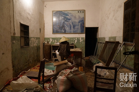 湖北省武汉市蔡甸区消泗乡，独自收拾家当的老人。 图/财新记者 梁莹菲
