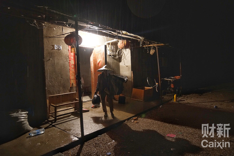 湖北省武汉市蔡甸区消泗乡，独自收拾家当的老人。 图/财新记者 梁莹菲