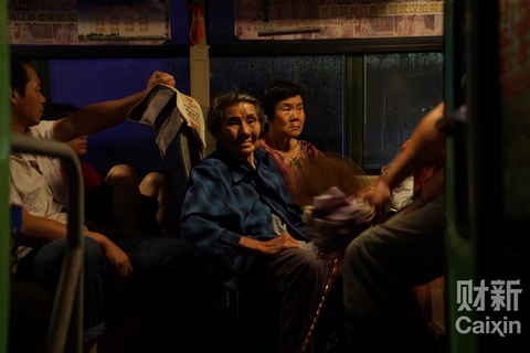 湖北省武汉市蔡甸区消泗乡，村民坐上安置车离开。 图/财新记者 梁莹菲