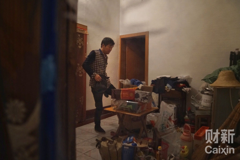 湖北省武汉市蔡甸区消泗乡，妻子因癌症先被转移去医院了，留下丈夫在家中收拾细软。 图/财新记者 梁莹菲