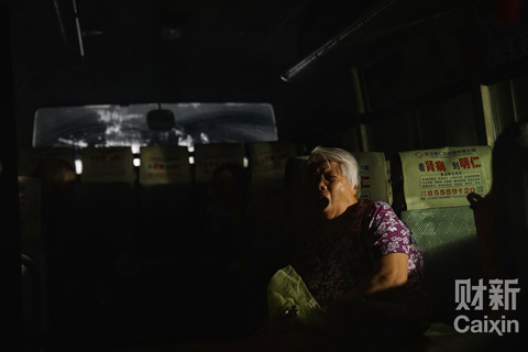 湖北省武汉市蔡甸区消泗乡，最后一班转移车辆，老人等得不耐烦，她的小孩在汉口工作，来帮忙收拾东西后又回去上班了。 图/财新记者 梁莹菲