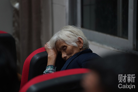 湖北省武汉市蔡甸区消泗乡，安置点内有很多高龄老人，他们历经数次洪水灾害，都显得淡定。 图/财新记者 梁莹菲