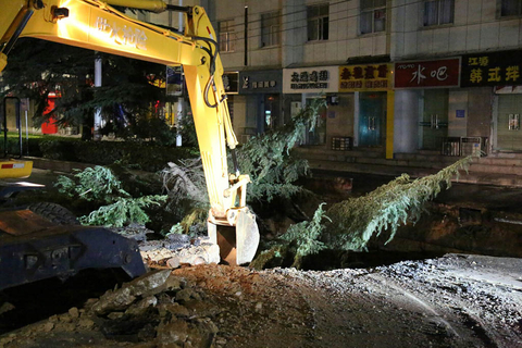 郑州中原路路面突然塌方 4人落坑2人仍未找到