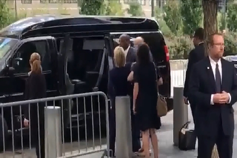 当地时间2016年9月11日，美国纽约，出席今年“9.11”纪念活动的美国民主党总统候选人希拉里·克林顿由于健康原因临时提前退场，引发公众对她健康状况的担忧。希拉里的竞选团队早些时候称，希拉里在出席活动时“感觉过热”后，提前退场前往她女儿的公寓。 视觉中国