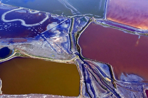 运城盐湖是山西省最大的湖泊，位于运城市区以南，总面积132平方公里。盛产食盐、硫化碱等多种产品闻名于世。人漂在湖面而不沉，所以运城盐湖被誉为——中国死海。2016年9月26日，航拍的山西省运城五彩斑斓的盐湖。 东方IC