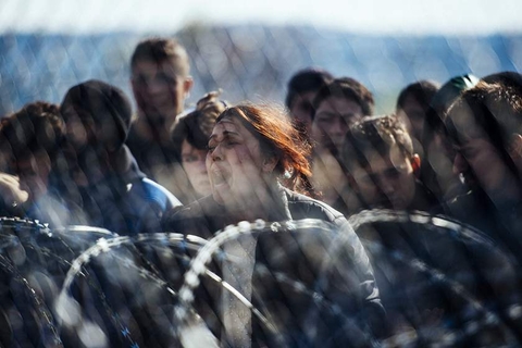 英国脱欧、特朗普当选、美古破冰，2016年国外局势风云变化。影像是时光的切割机，回望这一年，时光复现，过去的终将过去，将来即将成为现在。当地时间2016年3月2日，马其顿杰夫杰里亚，移民和难民在边境铁丝网后示威。当天马其顿允许170名难民从希腊入境，但仍有超过万名难民和移民在希腊边境等待。 图自视觉中国