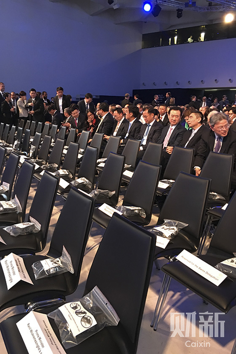 中国企业家在达沃斯主会场前排就座，前三排预留给了参会的各国政要。图自财新记者