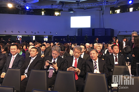 中国企业家在达沃斯主会场前排就座，前三排预留给了参会的各国政要。图自财新记者