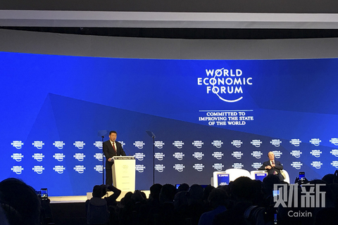 据新华社快讯，国家主席习近平17日上午在瑞士达沃斯出席世界经济论坛2017年年会开幕式并发表主旨演讲。这是中国国家主席首次出席世界经济论坛年会。图自财新记者