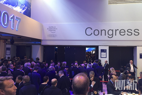 习近平主席主旨演讲开始之前，达沃斯主会场座无虚席。图自财新记者