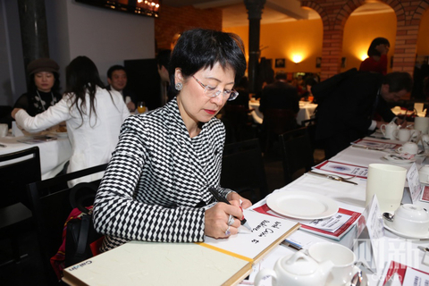 当地时间2017年1月18日，美银美林中国区行政总裁任克英为财新英文平台海外启动写下祝福语。