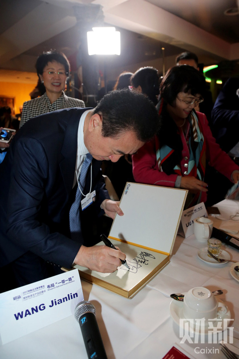 当地时间2017年1月18日，万达集团董事长王健林为财新英文平台海外启动写下祝福语：财新国际，布局海外。