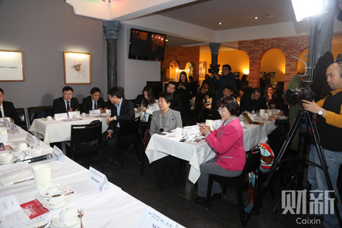 当地时间2017年1月18日，2017财新达沃斯早餐会,会场内座无虚席。2017财新达沃斯早餐会暨财新英文平台海外启幕会，邀请关注中国经济发展和国际合作的学者、企业家、投资者，共同展望在全球新经济格局下的中国机遇，同时也隆重庆祝财新传媒推出英文移动客户端和网站。