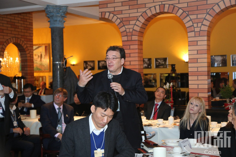 当地时间2017年1月18日，2017财新达沃斯早餐会“布局一带一路”暨财新英文产品启幕会举行，参会观众踊跃提问。