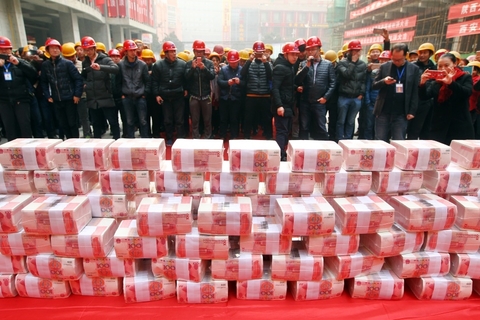 2017年1月18日，西安，一工地内整齐码放着1200万元的现金。300多名外来务工人员等待领取工资。 视觉中国