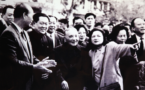 1992年1月17日，农历辛未年腊月十三，邓小平携家人乘专列，从北京站出发去南方“家庭度假”，开启了“九二南巡”。正是这趟南巡，为当时中国经济改革中的种种纷争画上了句号。此时的邓小平已经是88岁高龄。他虽已经正式退休两年有余，但无法“过一个真正平民的生活”。国运仍是其责任所在。 图/东方IC