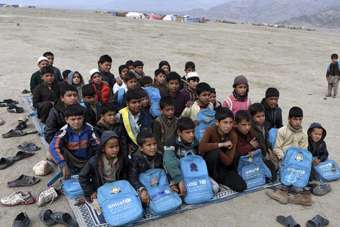 当地时间2017年2月16日，阿富汗拉格曼省，阿富汗儿童在营地外一个露天学校上课。他们是一批在联合国难民署的帮助下自愿从巴基斯坦回到了阿富汗的难民。虽然过去15年，阿富汗在教育方面已经取得了较大进步，有920万的孩子在17400所学校中得到了受教育的机会，这其中还包括40%的女孩，但是阿富汗仍有300万的学龄儿童处于失学中，超过千所学校因各种原因常年关闭，其主要原因是武装袭击威胁。东方ic