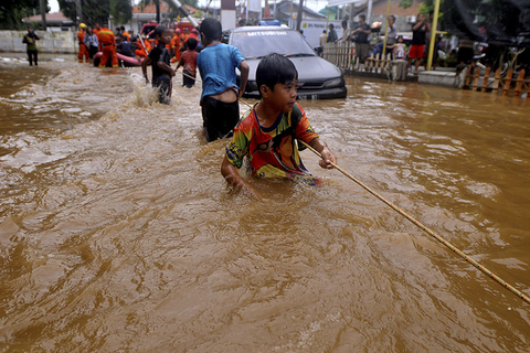 当地时间2017年2月16日，印尼雅加达，近两日来的强降雨导致当地洪水泛滥，街头积水高至腰部。图自视觉中国