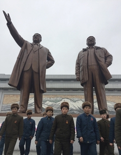 当地时间2017年2月16日，朝鲜平壤，朝鲜男子参拜前领导人金日成和金正日雕像。当日为朝鲜前领导人金正日诞辰，即“光明星节”。平壤市民每年节日当天都会参加舞蹈活动和前往平壤的金日成和金正日雕像前进行参谒。 东方IC