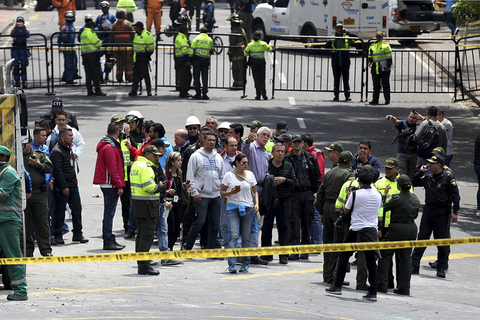 当地时间2017年2月19日，哥伦比亚波哥大，哥伦比亚La Santamaria斗牛场附近发生爆炸，造成至少30余人受伤，多数为在斗牛场附近执勤的警察。东方ic