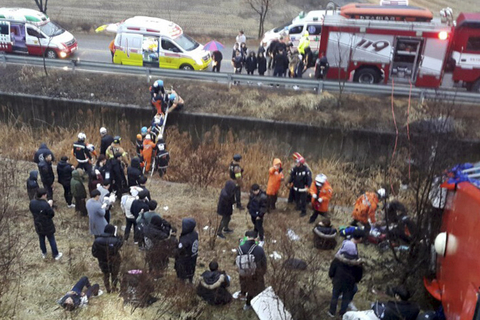 当地时间2017年2月22日，韩国忠北丹阳郡，一辆载有韩国金乌工科大学学生的客车坠下山坡，造成多人受伤。视觉中国